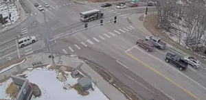 Yer yarıldı, iki araç içine düştü