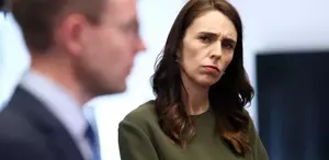 Ekonomik kriz nedeniyle başbakanlık yaptığı ülkeyi terk etti