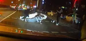 Yola atlayıp yaptıkları akılalmaz Hem de en işlek caddelerden birinde