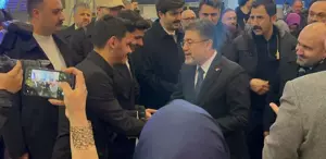 Bakan Yumaklı, gençlerle birlikte “Kabe’de Hacılar“ ilahisini söyledi