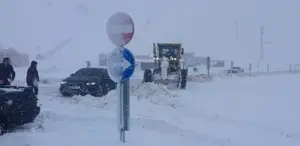 Kahramanmaraş’ta kar ve tipi ulaşımı felç etti