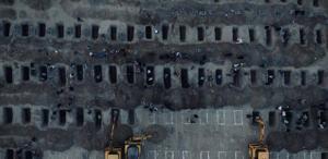 İran’da okul saldırısında hayatını kaybeden öğrenciler son yolculuğuna uğurlanıyor