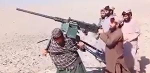 Bu da suyun öte yanındaki savaş Biri koca uçaksavarı sırtladı, diğeri ateş açtı