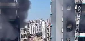 Apartmanda çıkan yangında mahsur kalan baba ve bebeğini inşaat işçisi genç kurtardı