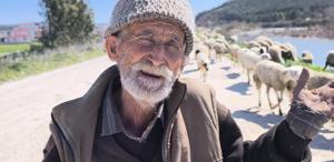 Ameliyatlı haliyle besicilik yapan Ömer amcanın sözleri yüreklere dokundu