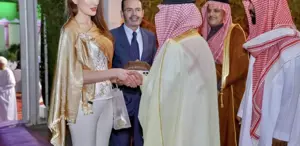 Büyükelçinin iftar için tercih ettiği kıyafet olay oldu