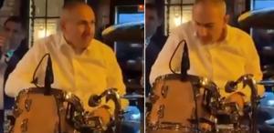 Etrafı yangın yerine dönen ülkenin liderinin rahatlığına bakın