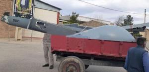 İran’da düşürülen İsrail İHA’sı traktörle sokak sokak taşınarak sergilendi