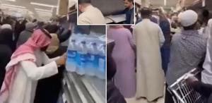 Görüntü 10 günlük yiyeceğin kaldığı şehirden Birbirlerini ezdiler