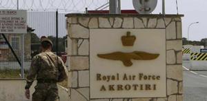 Güney Kıbrıs’a bulunan İngiliz üslerindeki ailelerin zorunlu tahliye süreci uzatıldı