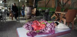 Denizli’de 5.1 büyüklüğündeki depremin ardından yaşanan artçılardan korkan vatandaşlar dışarıda sabahladı