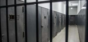 İsrail, hapishanelerdeki Filistinli esirlerin koğuşlarına eşzamanlı baskın yaptı