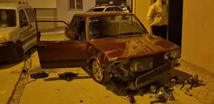 Alkollü Genç Sokak Ortasında Aracını Parçaladı