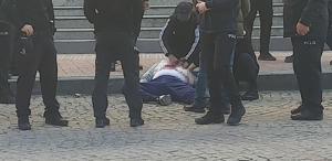 İstismarla suçladığı şahsı duruşma çıkışında kalbinden bıçaklayarak öldürdü