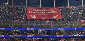 Liverpool taraftarlarından maça damga vuran Atatürk pankartı