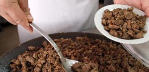 Belediye aşevinde skandal Kavurmanın içinden yarış atı çipi çıktı