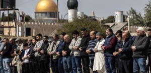 İsrail ramazanın son cumasında Mescid-i Aksa’yı kapattı Filistinliler dışarıda namaz kılıyor