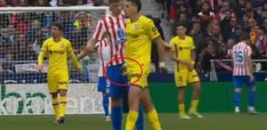 En sonunda bunu da gördük Rakibinin cinsel organını avuçladı sonu kötü oldu