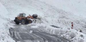 Hakkari’de çığ: Yolcu otobüsü mahsur kaldı