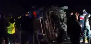 Otomobille minibüs çarpıştı: 2 ölü, 12 yaralı