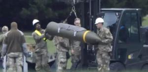 Görüntüler İngiltere’den İran’ı vuracak füzeler ABD uçaklarına yüklendi