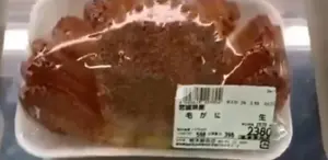 Satılmayı bekleyen yengecin kaçmaya çalıştığı anlar