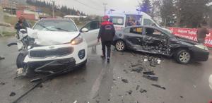 Kaza değil resmen can pazarı 4 kişi araçta sıkıştı