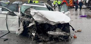 Otomobil, hafif ticari araca çarptı: Baba ve oğlu öldü, 4 yaralı