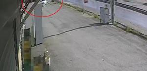 Akıl almaz kaza Otomobil 3 iş yerlerinin içinden geçti