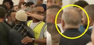 Başbakanı bayram namazında gören cemaat ayaklandı: Pis köpek