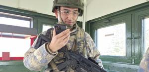 Telefondan annesiyle bayramlaşan Mehmetçik’in duygu dolu anları