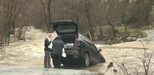 Çanakkale’de sağanak etkili oldu 1 köy yolu kapandı, 1 otomobil suya kapıldı