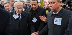 Şehit cenazesinde dikkat çeken anlar Özel ile Bahçeli yan yana