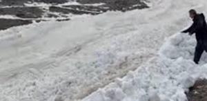 Hakkari’de çığ düşme anı görüntülendi