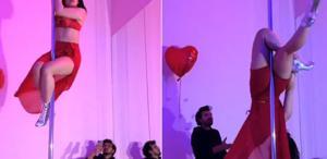 Direk dansı yapan kadını eşi videoya aldı