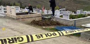 Mezarlıkta defin sırasında husumetlisini tabancayla yaraladı