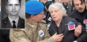 Şehit Binbaşı Taştekin için cenaze töreni Annesinin “yürüyebilecek misin“ sorusuna verdiği yanıt yürek dağladı