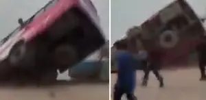 Bangladeş’te feribota girmeye çalışan yolcu otobüsü nehre düştü: 2 ölü