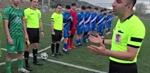 Sahada sağlık görevlisinin olmadığını gören hakemin yaptığı hareket takdir topladı