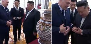 Görüşmeye damga vuran görüntü Lukaşenko, Kim’e taarruz tüfeği hediye etti