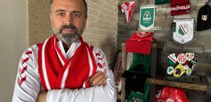 55 metrekarelik bayrak yaptırdı, 31 bin kilometre gezdi Hepsi tek bir sevda için