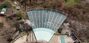 Genç kız 80 metre yüksekliğindeki cam terastan kendini boşluğa bıraktı