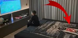 Fenerbahçe’nin eski yıldızı oğlunu oyun oynarken paylaştı Yataktaki Beşiktaş detayı bomba