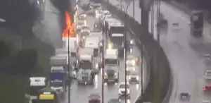 TEM Otoyolu’nda tır yandı, trafikte yoğunluk oluştu