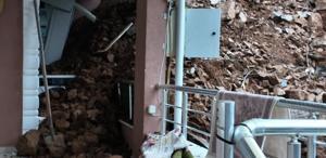 Beykoz’da toprak kayması: Tek katlı ev ve otomobil hasar gördü