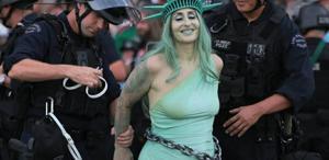 ABD polisi, Özgürlük Heykeli kılığına giren protestocuyu gözaltına aldı