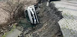 Üsküdar’da yol çöktü, otomobil çukura düştü