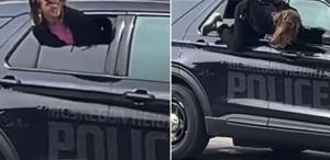 Elleri kelepçeli halde polis aracından böyle firar etti