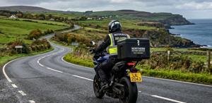 Kuzey İrlanda’da bir kurye, patlayıcı yerleştirilen aracı karakola sürmeye zorlandı