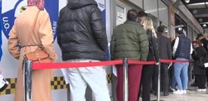 Yasağa saatler kaldı, kuyruk uzadıkça uzadı